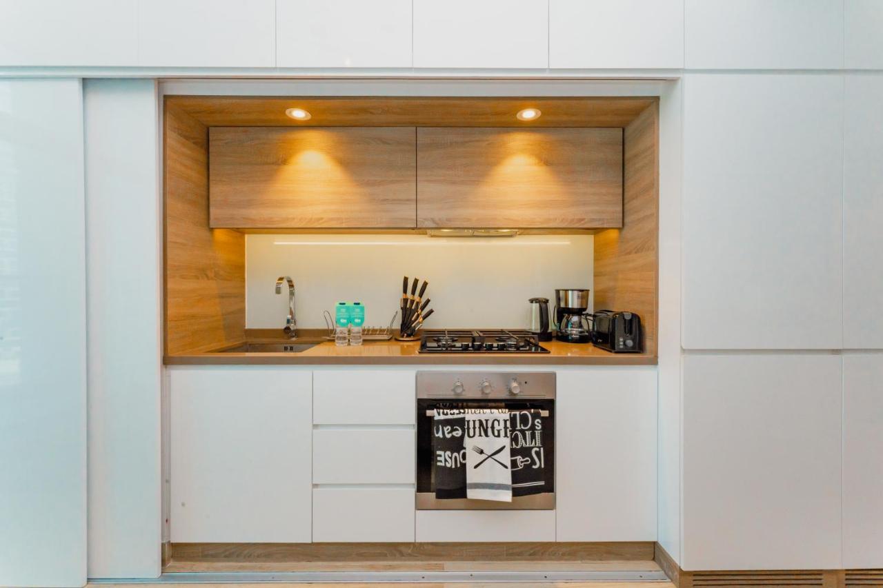 Fam Living - Marina Marvel - Studio Apartment With Breathtaking Views In Studio One Tower دبي المظهر الخارجي الصورة